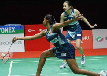 Pearly Tan-M. Thinaah ditunjukkan jalan keluar oleh wakil Korea Selatan, Baek Ha Na-Lee So Hee pada suku akhir Kejohanan Badminton China Masters di Shenzhen, hari ini. - UTUSAN/ISKANDAR ISHAK