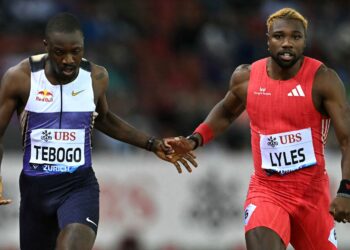 Noah Lyles (kanan) ketika bersaing pelari Botswana, Letsile Tebogo dalam acara 200m pada aksi Liga Berlian "Weltklasse" di Stadium Letzigrund di Zurich, bulan lalu. - AFP