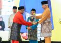 SULTAN Nazrin Muizzuddin Shah menyampaikan Anugerah Tokoh Ibnu Abbas (Tokoh Pendakwah) kepada Wan Masindra Juja pada Majlis Sambutan Maulidur Rasul 1446H/2024M peringkat negeri Perak di Ipoh hari ini. - UTUSAN/MUHAMAD NAZREEN SYAH MUSTHAFA