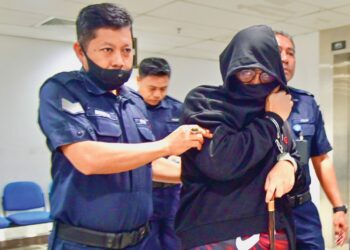 MOHAMAD Aswadi Yah (bergari) mengaku tidak bersalah atas dua pertuduhan melakukan amang seksual fizikal terhadap seorang 
pelajar tahfiz lelaki di Mahkamah Sesyen Kuala Terengganu. 
– UTUSAN / PUQTRA HAIRRY
