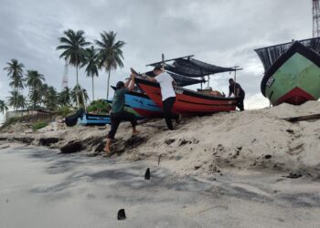 HAKISAN Pantai Batu Rakit di Kuala Nerus, Terengganu menyebabkan jeti nelayan terjejas. – UTUSAN/ERMA YUSNIDA JUSOH