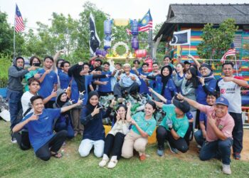 SEBAHAGIAN pelajar Universiti Management & Science (MSU) Kampus Kota Bharu bergotong-royong mengecat rumah kayu yang dihiasi ribuan botol kaca di Rumah Botol Ayahku, Kampung Penarik, Setiu, Terengganu. – UTUSAN/PUQTRA HAIRRY