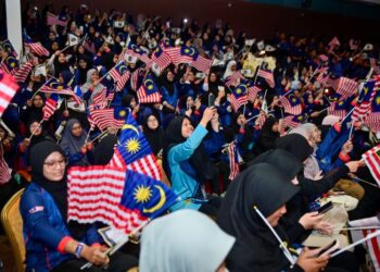GENERASI muda universiti memainkan peranan strategik dalam memperkukuh agenda Madani serta mengarusperdanakan prinsip kemampanan.