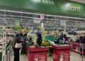 KEADAAN pasar raya kembali terkawal apabila pelanggan tidak lagi perlu beratur panjang untuk menebus Sumbangan Asas Rahmah (Sara)  RM100 berbanding minggu awal pelaksanaannya.-UTUSAN/NURSYASYA NADHIRAH ZABIDI