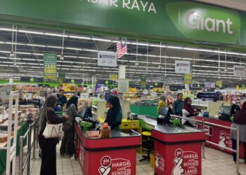 KEADAAN pasar raya kembali terkawal apabila pelanggan tidak lagi perlu beratur panjang untuk menebus Sumbangan Asas Rahmah (Sara)  RM100 berbanding minggu awal pelaksanaannya.-UTUSAN/NURSYASYA NADHIRAH ZABIDI