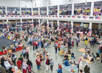 PASAR Besar Kedai Payang di Kuala Terengganu menjadi tumpuan pengunjung terutama dari luar Terengganu untuk membeli-belah sempena cuti sekolah. –UTUSAN/PUQTRA HAIRRY