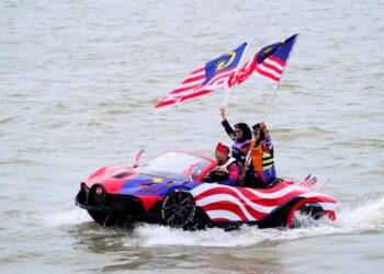 NAZRI Mamat memandu Jetcar pada perarakan Bot Merdeka ke 68 di Sungai Terengganu, Terengganu, kelmarin.