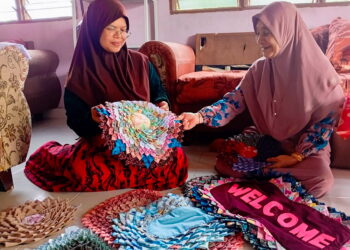 ZAWIAH Abdul Majid (kiri) menunjukkan alas kaki dan alas periuk yang dihasilkan menggunakan kain perca di rumahnya di Kampung Darat Batu Rakit, Kuala Terengganu, Terengganu. - UTUSAN/ERMA YUSNIDA JUSOH