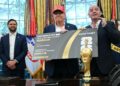 Presiden FIFA Gianni Infantino (kanan) menyampaikan tiket Piala Dunia FIFA kepada Presiden AS, Donald Trump (tengah) untuk perlawanan akhir di Pejabat Oval Rumah Putih di Washington, Ogos lalu. - AFP