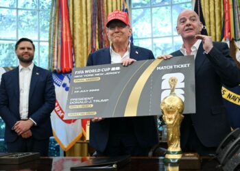 Presiden FIFA Gianni Infantino (kanan) menyampaikan tiket Piala Dunia FIFA kepada Presiden AS, Donald Trump (tengah) untuk perlawanan akhir di Pejabat Oval Rumah Putih di Washington, Ogos lalu. - AFP