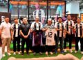 SHEIKH Farouq Sheikh Mohamed Al-Bajrai (tengah) bersama Presiden Persatuan Bola Sepak Negeri Terengganu (PBSNT), Hishamuddin Abdul Karim (kiri) memperkenal jersi baharu pasukan itu pada Majlis Pelancaran Penjualan Jersi Terengganu FC di Al-Ikhsan, Mayang Mall, Kuala Terengganu.- UTUSAN/NURSYASYA NADHIRAH ZABIDI