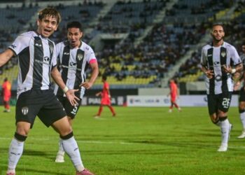Pemain Terengganu FC (TFC), Akhyar Rashid (kiri) meraikan jaringan gol bersama rakan sepasukan dalam aksi Piala FA menentang Imigresen FC di Stadium Sultan Mizan Zainal Abidin, kelmarin. - UTUSAN/PUQTRA HAIRRY