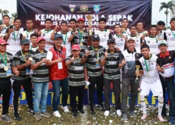 TERENGGANU merangkul kejuaraan bawah 18 dan 15 tahun Kejohanan Bola Sepak Majlis Sukan Sekolah Malaysia (MSSM) di Stadium Kijang Emas, Kota Bharu, Kelantan semalam. - UTUSAN/KAMARUL BISMI KAMARUZAMAN