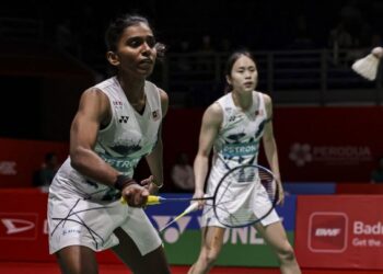 Pearly Tan-M. Thinaah tewas kepada beregu China, Jia Yi Fan-Zhang Shu Xian dalam aksi separuh akhir Terbuka Hong Kong, semalam. - MINGGUAN/SHIDDIEQIIN ZON