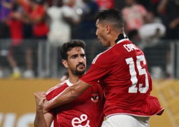 Mohamed Ben Romdhane (kiri) muncul wira apabila meledak gol kemenangan pada masa kecederaan, sekali gus membawa Tunisia ke Piala Dunia buat kali ketiga. - AFP