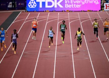 (Dari kiri) Edoardo Scotti dari Itali, atlet Amerika Syarikat (AS) Jacory Patterson, atlet Belanda Jonas Phijffers, Busang Collen Kebinatshipi dari Botswana, Samuel Ogazi dari Nigeria, atlet Jamaica Rusheen Mcdonald, atlet Malaysia Umar Osman dan atlet Jerman Jean Paul Bredau pada saringan ketiga 400 meter (m) di Kejohanan Olahraga Dunia di Tokyo hari ini. - AFP