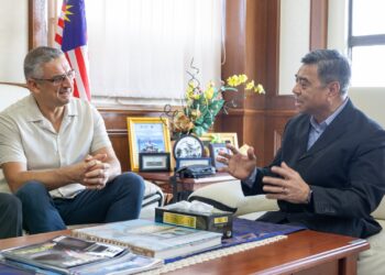 Dr. Omer Kurtbag (tengah) bersama Dr. Kasim Mansor semasa kunjungan hormat ke UMS, baru-baru ini.