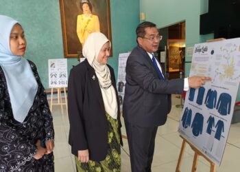 SHARIFUDIN Md Shaarani dan Nur Amira melihat pameran pada Majlis Menandatangani Perjanjian Pemilikan Bersama Harta Intelek USIM dan Galeri Diraja Tuanku Ja'afar di Seremban hari ini.-UTUSAN/NOR AINNA HAMZAH.