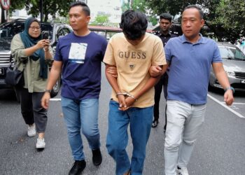 MUHAMMAD Zulhakimi (baju kuning) didakwa di Mahkamah Sesyen di sini hari ini atas pertuduhan merogol remaja peremouan bawah umur pada Ogos lalu. - UTUSAN/MOHD. SHAHJEHAN MAAMIN.