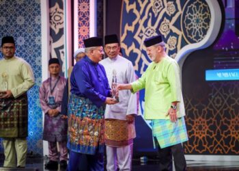 SULTAN Ibrahim berkenan menyampaikan Anugerah Tokoh Perdana Maulidur Rasul Peringkat Kebangsaan Tahun 1447H/2025M kepada Tan Sri Abdul Rashid Hussain di Taman Ekspo Pertanian Malaysia, Serdang, semalam. Turut hadir,   Anwar Ibrahim dan  Mohd. Na’im Mokhtar. 
– UTUSAN/MUHAMAD IQBAL ROSLI