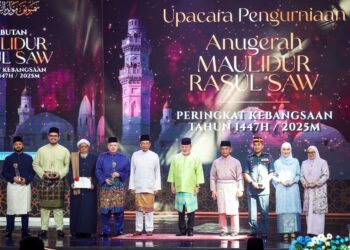 SULTAN Ibrahim bersama penerima Tokoh dan Anugerah Maulidur Rasul Peringkat Kebangsaan di MAEPS, Serdang.