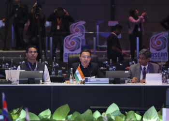 Menteri Negara bagi Perdagangan & Industri India, Jitin Prasada (tengah) berucap pada ucapan pembukaan Perundingan Menteri Ekonomi ASEAN (AEM) - India sempena Mesyuarat Menteri-Menteri Ekonomi ASEAN (AEM) ke-57 di Pusat Pameran dan Perdagangan Antarabangsa (MITEC) di sini hari ini. - UTUSAN/AMIR KHALID