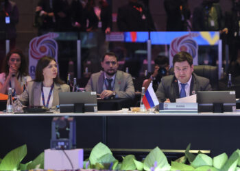KETUA Pengarah Jabatan Kerjasama Pelbagai Hala dan Projek Khas, Kementerian Pembangunan Ekonomi Persekutuan Rusia, Nikita Kondratev (kanan) berucap pada ucapan pembukaan ketika sesi Perundingan ASEAN Economic Ministers (AEM) - Rusia sempena Mesyuarat Menteri-Menteri Ekonomi ASEAN (AEM) ke-57 di Pusat Pameran dan Perdagangan Antarabangsa (MITEC) di sini hari ini. - UTUSAN/AMIR KHALID