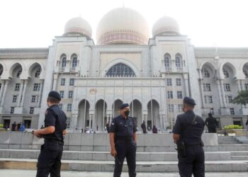 TINDAKAN mengekalkan teks Inggeris sebagai naskhah sahih menunjukkan kelemahan sekali gus mencerminkan kegagalan memartabatkan bahasa Melayu dalam perundangan tertinggi negara.