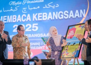 FADHLINA Sidek (tengah) menyempurnakan Majlis Perasmian Dekad Membaca Kebangsaan 2025 di Sekolah Menengah Kebangsaan (SMK) Putrajaya, Presint 9 (2) di sini, semalam.–UTUSAN/FAIZ ALIF ZUBIR