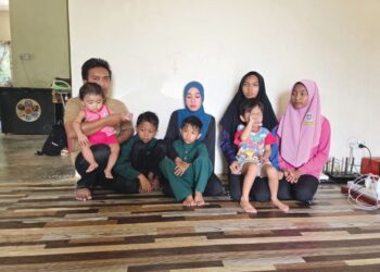 MUHAMAD Hamirul Mohamed Ali (kiri) bersama anak-anaknya termasuk tiga daripadanya menghidap penyakit kronik ketika ditemui di Kampung SC, Air Hitam di Pasir Salak. – UTUSAN/AIN SAFRE BIDIN