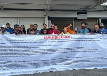PENDUDUK mengadakan bantahan terhadap cadangan pembinaan jalan pintasan di Tanah Rata di Cameron Highlands semalam. – UTUSAN/LIYANA RAMLI