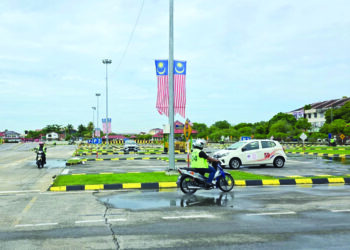 CALON menjalani kursus memandu di Gabungan Sekolah Memandu Hilir  Perak di Teluk Intan, semalam.  - UTUSAN/AIN SAFRE BIDIN