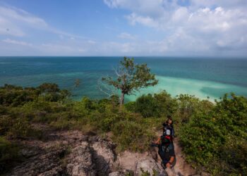 KEINDAHAN alam dan lautan yang memukau apabila  berada  di puncak bukit di Pulau Kukus.