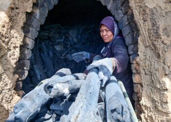 PEMBUATAN arang telah diusahakan sejak berdekad lalu dan kini diwariskan kepada generasi kedua atau ke tiga iaitu anak mahupun cucu. - MINGGUAN/PUQTRA HAIRRY