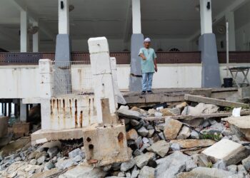 ABDUL Aziz Che Abdullah menunjukkan struktur bangunan Masjid Pulau Perhentian dan pagarnya yang rosak akibat hakisan pantai di Pulau Perhentian, Besut, Terengganu. – UTUSAN/WAN ZURATIKAH IFFAH WAN ZULKIFLI