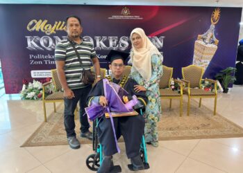 WAN Muhammad Danial (tengah) bersama Wan Nazaruddin Wan Mohd. Yusoh dan Rosnizam Majid pada Majlis Konvokesyen Politeknik dan Kolej Komuniti Zon Timur di Unisza, Kuala Nerus, Terengganu. – UTUSAN/ERMA YUSNIDA JUSOH