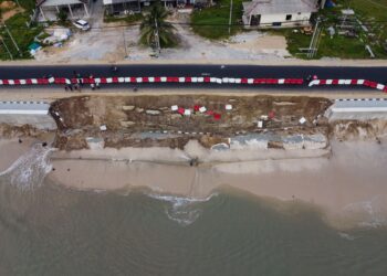 KEADAAN terkini struktur benteng baharu yang runtuh semula di Jalan Pantai Batu Rakit, Kuala Nerus, Terengganu. – UTUSAN/PUQTRA HAIRRY