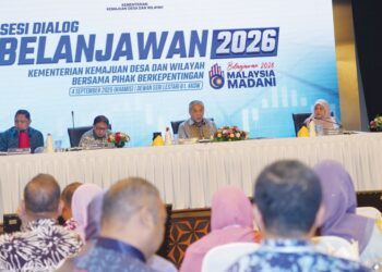 AHMAD Zahid Hamidi (dua dari kanan) menghadiri sesi dialog Belanjawan 2026  Kementerian Kemajuan Desa dan Wilayah (KKDW) bersama pihak berkepentingan di Putrajaya, semalam. – UTUSAN/FAISOL MUSTAFA