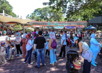ORANG ramai meluangkan masa cuti umum Hari Malaysia dengan berkunjung ke Zoo Negara bersama keluarga. –  UTUSAN/AMIR KHALID