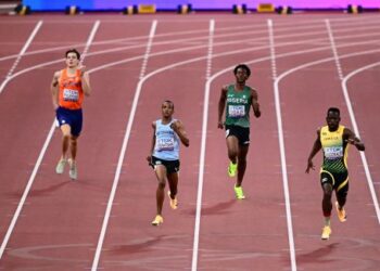 UMAR Osman (dua dari kanan) ketika beraksi dalam saringan 400 meter Kejohanan Olahraga Dunia di Tokyo, kelmarin. - AFP