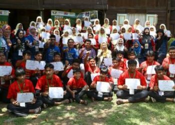 Rosdziah Mohd Zainuddin (barisan ketiga, duduk dua dari kanan)  bergambar bersama peserta Program Remaja Dinamik di Tingkat Valley, Ipoh. baru-baru ini – UTUSAN/MUHAMAD NAZREEN SYAH MUSTHAFA
