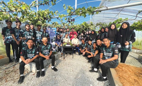 Utusan Pelajar page 17 18 ANGGUR GAMBAR new