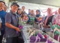 Mustapha Sakmud ( kiri) melawat pameran reka cipta daripada peserta kurssus pendek Kolej Komunit di Felda Umas, Tawau. baru-baru ini. – utusan/BESSE AISYAH