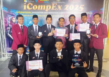 PASUKAN inovasi Sekolah Menengah Agama Kebangsaan Kedah yang memenangi pertandingan iCompEx 2025 di Jitra baru-baru ini.