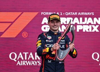 Pemandu Red Bull Racing dari Belanda, Max Verstappen meraikan dengan trofinya di atas podium selepas Grand Prix Formula Satu Azerbaijan di Litar Baku City di Baku hari ini.
