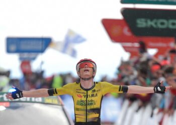 Penunggang Visma-Lease, Jonas Vingegaard, meraikan kejayaan melintasi garisan penamat peringkat kesembilan Vuelta a Espana, perlumbaan sejauh 195 kilometer (km) antara Alfaro dan Valdezcaray hari ini. - AFP