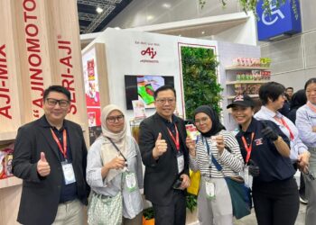 PENGUNJUNG bersama dengan pasukan Perkhidmatan Makanan Ajinomoto (Malaysia) Berhad untuk menemui penyelesaian makanan yang inovatif di FHM 2025.