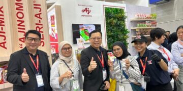 PENGUNJUNG bersama dengan pasukan Perkhidmatan Makanan Ajinomoto (Malaysia) Berhad untuk menemui penyelesaian makanan yang inovatif di FHM 2025.