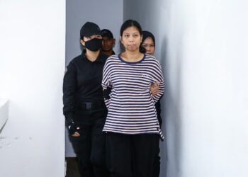NURHASWANI Afni Mohamad Zorki yang menghadapi pertuduhan melakukan kekerasan jenayah ke atas Sultan Perak, Sultan Nazrin Muizzuddin Shah pada 31 Ogos lalu ketika di Mahkamah Majistret Ipoh hari ini. - UTUSAN/MUHAMAD NAZREEN SYAH MUSTHAFA