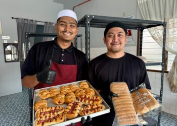 MUHAMMAD Syuaib Muhammad Hassan Khan (kiri) dan Muhammad Azlan Azli, menunjukkan roti dan pastri yang dihasilkan oleh mereka ketika ditemui di pekan Johol, Kuala Pilah. -UTUSAN/ NOR SHAFIQAH MOHD. GHAZALI.